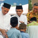 Komisaris Utama SIG Rudiantara (tiga dari kiri), Direktur Utama SIG Donny Arsal (dua dari kiri) saat memberikan santunan  anak yatim pada acara Safari Ramadan SIG, di Pabrik Tuban, Jawa Timur. Foto: Ist.