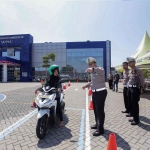 Kasatlantas Polrestabes Surabaya saat menujukkan jalur terbaru kepada peserta ujian praktek. 