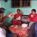 Sumiati warga Dusun Kendalan, Desa/Kecamatan Semboro, Jember, diduga menjadi korban gendam laki-laki yang bertamu ke rumahnya memberi keterangan didampingi suami.