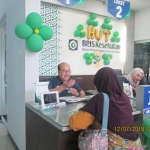 Arief Syaefuddin, Deputi Direksi Bidang Pelayanan Peserta BPJS Kesehatan saat melayani Peserta BPJS di Kantor Cabang Madiun.