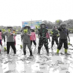 Pj Bupati Pamekasan Masrukin bersama forkopimda saat menanam bibit tanaman jagung.