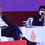 Menteri Komunikasi dan Informatika Johnny G. Plate (kanan) saat menyampaikan paparan dalam Forum Digital Economy Working Group (DEWG).