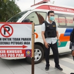 Petugas medis dan ambulans yang siap setiap saat. Foto: Ist.