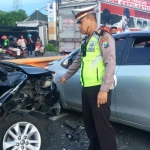 Petugas menunjukkan dua kendaraan yang terlibat kecelakaan.