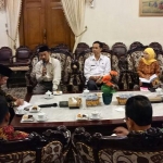 Jajaran KPU Sidoarjo audiensi dengan Bupati H Saiful Ilah terkait persiapan Pilgub Jatim. foto: mustain/BANGSAONLINE