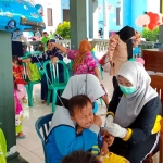 Suasana imunisasi anak di Desa Karangdinoyo, Kecamatan Sumberejo, Bojonegoro.