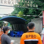 Wali Kota Kediri Abdullah Abu Bakar (kanan), saat mengecek persiapan karantina di Perum Permata Jingga. 