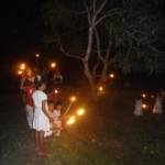 Anak-anak dari Desa Langkap Kecamatan Burneh saat melakukan tradisi Luk Culuk untuk menyambut malam Lailatul Qadar. Foto: imam hambali/BANGSAONLINE