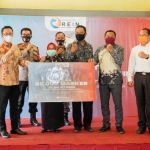 SIMBOLIS: Penyerahan sumbangan 25 ribu masker oleh PT REIN kepada tiga desa, di Balai Desa Kupang Jabon, Kamis (12/11). foto: ist.