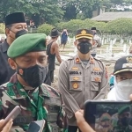 Dandim 0809 Kediri Letkol Inf. Rully Eko Suryawan bersama Wakil Bupati Dewi Mariya Ulfa saat memberi keterangan kepada wartawan, usai pemindahan makam Almh. Pratu Misri. foto: ist.