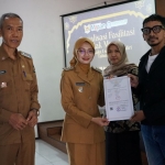 Wali Kota Kediri saat  menyerahkan secara simbolis sertifikat hak merek kepada salah satu pelaku usaha. (Ist).