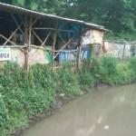 Bangunan liar yang berdiri dipinggir sungai Perumtas II Tanggulangin. (Agus HP/BangsaOnline.com)
