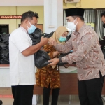 Wakil Wali Kota Pasuruan Adi Wibowo menyerahkan bantuan berupa sembako kepada salah satu warga terdampak Covid-19.