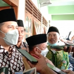 Wakil Gubernur Jawa Timur, Emil Elestianto Dardak, saat diwawancarai sejumlah wartawan di Situbondo.