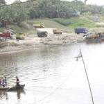RAMAI. Tampak puluhan mobil truk sedang mengantri pasir di dalam Sungai Bengawan Solo Bojonegoro. Foto: eky nurhadi/BANGGSAONLINE
