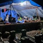 Tradisi menjaga kuburan di lereng pegunungan Sumbermalang Situbondo. 