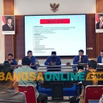 Komisioner KPU Nganjuk, Achmad Zam Zami, saat memberi paparan. Foto: RAFLI FAJRI JULIANTO/BANGSAONLINE
