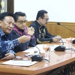 Bupati Sambari HR bersama Dede Yusuf dalam pertemuan dengan Komisi IX DPR RI. foto: SYUHUD/ BANGSAONLINE