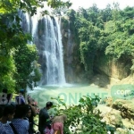 Suasana air terjun Ngelirip, Tuban. foto: ahmad/bangsaonline