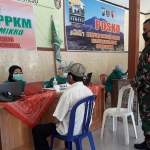 Ratusan orang lanjut usia (lansia) warga Desa Sidorejo, Kecamatan Kendal, Kabupaten Ngawi jalani suntik vaksin Covid-19 di kantor desa setempat, Rabu (21/4/2021). (foto: ist)