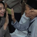 Briptu Nela saat menghibur para peserta Khitan massal. Foto: Dok. Polres Mojokerto.