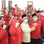 Bupati dan Wabup Gresik, Gus Yani - Bu Min, bersama jajaran pengurus PDIP Gresik dan Jatim saat pembukaan musancab serentak. foto: SYUHUD/ BANGSAONLINE