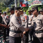 Kapolres Kediri Kota, AKBP Teddy Chandra, saat menyalami personel yang bertugas. Foto: Ist