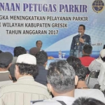 Wabup Gresik ketika memberikan siraman rohani kepada para jukir. foto: SYUHUD/ BANGSAONLINE