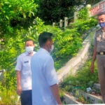 Camat Kebomas Yusuf Ansyori saat mengecek kondisi parkir Makam Sunan Giri. foto: SYUHUD/ BANGSAONLINE