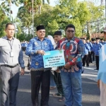 Pj Sekdakab Pamekasan, Achmad Faisol, usai mengikuti upacara Hari Kebangkitan Nasional yang ke-116.