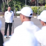 Kepala BKPSDM Gresik, Agung Endro Dwi Setyo Utomo, saat memberi arahan kepada para CPNS. Foto: Ist