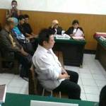 Terdakwa Helito saat duduk di kursi pesakitan dalam sidang kasus penipuan pembangunan Mall Bondowoso City di PN Surabaya, kemarin (21/7). foto: IRWAN S/ BANGSAONLINE