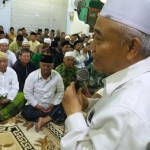 Dr KH Asep Saifuddin Chalim, MA saat memberikan taushiyah pada acara Halal Bihalal yang diikuti 700 kiai dan pengurus PCNU, MWC NU,  ranting NU dan MUI se-kota Surabaya di Pondok Pesantren Amanatul Ummah Surabaya. Foto: MMA/bangsaonline.com 