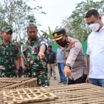 Petugas gabungan dari TNI-Polri saat membubarkan 2 lokasi praktik judi sabung ayam yang beroperasi di Kecamatan Singosari, Kabupaten Malang.