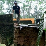 Kondisi jembatan Desa Cokrokembang yang ambrol tergerus banjir.
