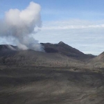 Gunung Bromo mengeluarkan asap yang tingginya mencapai 700 meter dari puncak.