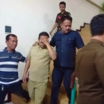 Tersangka terus menutupi wajahnya saat akan digelandang ke Lapas Sidoarjo.