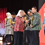 Bupati Lamongan Yuhronur Efendi saat menerima penghargaan IGA 2025.