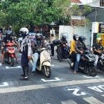 BUKAN MAU BALAPAN: Kondisi KTL yang menerapkan physical distancing. Tampak garis-garis marka yang dibuat untuk menjaga jarak antar pengendara. foto: AAN AMRULLOH/ BANGSAONLINE