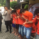 Para pelaku saat dihadirkan di konferensi pers Polsek Rungkut. Foto: Rusmiyanto/BANGSAONLINE