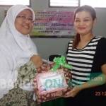 Ketua DPD Bidang Perempuan dan Ketahanan Keluarga (BPKK) PKS Tuban, Ratna Dwi Kartika (kiri) saat memberikan bingkisan pada penghuni lapas kelas II B Tuban. foto: suwandi/ BANGSAONLINE