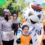 Jajaran Satlantas Polres Tuban memberikan motivasi dan sosialiasi pencegahan Covid-19 kepada ratusan siswa disabilitas SDLB dan SMPLB Negeri di Jalan Wahidin Sudirohusodo, Jumat (1/10).