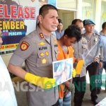 Kapolres Jember AKBP Alfian Nurrizal menghadirkan tersangka pembacokan dan menunjukkan foto korban saat rilis di mapolres.