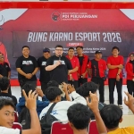 Ketua DPC PDIP Kabupaten Kediri, Hanindhito Himawan Pramana, saat menyampaikan pesan kepada para peserta turnamen. Foto: Ist