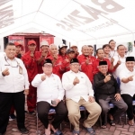 Ketua Baznas Jatim KH Ali Maschan Moesa dan jajaran foto bersama dengan para Mekanik Program Z-Auto. Foto: Yudi A / BANGSAONLINE
