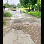 Jalan yang menghubungan Kelurahan Lontar dan Lidah Kulon dalam kondisi rusak parah.