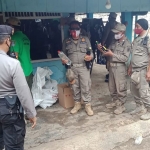 Satpol PP Tuban menggelar razia minuman beralkohol (mihol) di wilayah Kecamatan Kerek, Senin (19/10/2020). (foto: ist)