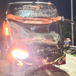 Kondisi bus yang mengalami kecelakaan di bahu jalan tol.