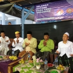 Tampak kanan Kiai Nahib, Kades Supandi, Wabup Gus Mujib, dan Camat Grati.