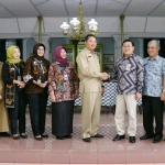 Kepala Dinas Peternakan dan Kesehatan Hewan Kabupaten Malang saat foto bersama Kepala Pusvetma.